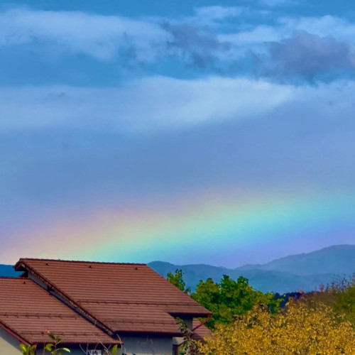 Curcubeu dilatat spectaculos surprins pentru prima dată în Gorj