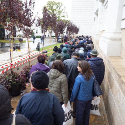 Peste 25.000 de pelerini aşteaptă la coadă pentru moaştele Sfintei Parascheva la Iaşi