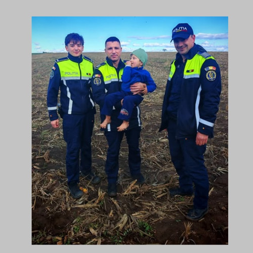 Băiețel de 3 ani găsit de polițiști după ce rătăcea pe câmp în Chirnogeni