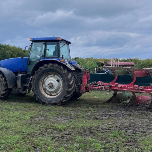 Doi bărbați din Săveni au fost arestați după ce au furat un tractor în Botoșani