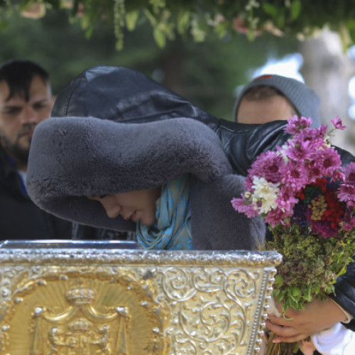 Peste 100.000 de pelerini s-au rugat la racla Sfintei Parascheva la Iași