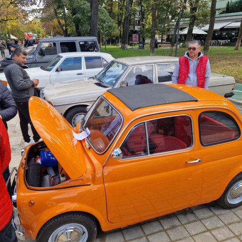 Expoziție de mașini de epocă aduce farmecul trecutului în centrul Botoșaniului