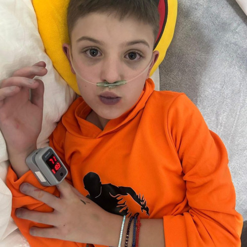 Copil din Valea Jiului pleacă la tratament în Barcelona după o mobilizare de 90.000 de euro