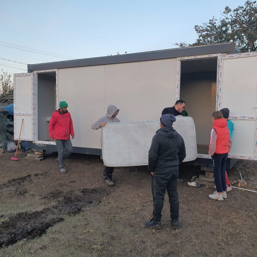 O familie din Băneasa a primit un adăpost după ce casa le-a fost distrusă de incendiu