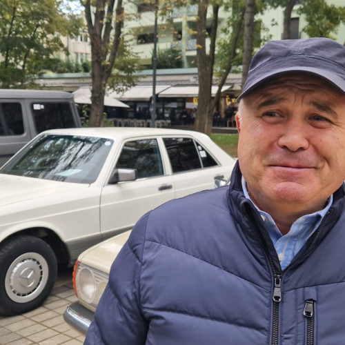 Un om de afaceri din Botoșani fascinat de mașinile de epocă expuse la Retroparada