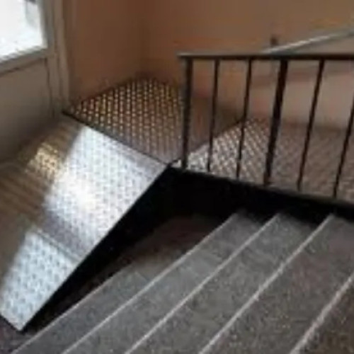 Locatarii unui bloc din Cluj cer igienizarea unei zone folosite de persoane fără adăpost