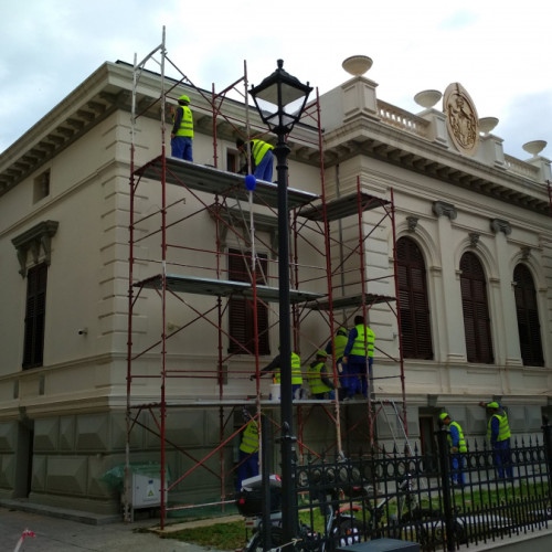 Lucrări ample la fațada Casa Artelor din Galați înainte de final de săptămână
