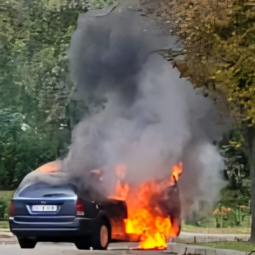 Mașină cuprinsă de flăcări în trafic, lângă Orășelul Copiilor din Țiglina 1