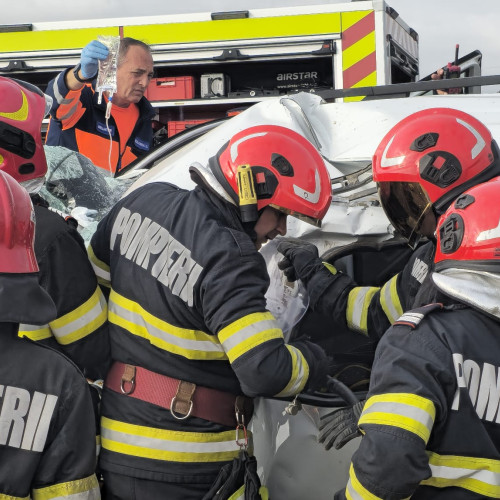 Patru persoane rănite în urma unui accident, traficul blocat în zonă