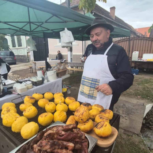 Bulzul pe jar încins, deliciul tradițional la târgul din Pianu de Jos