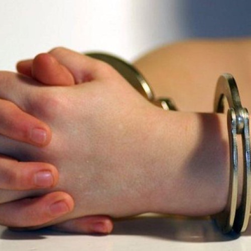 Bărbat reținut după ce a agresat un tânăr în Centrul Civic din Brașov