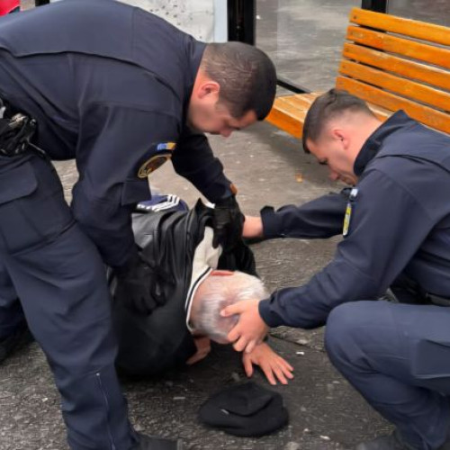 Jandarmii din Brașov au salvat un bărbat căzut într-o stație de autobuz