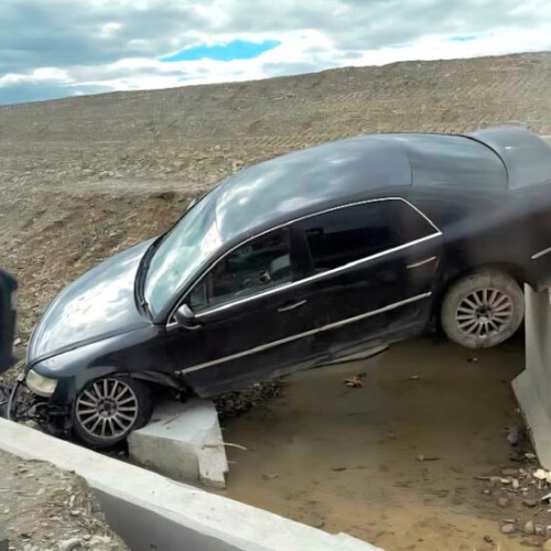 Mașina suspendată pe DN2 E85, noua atracție neoficială la Garoafa