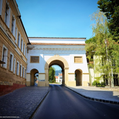 Poliția Locală Brașov condamnă vandalizarea patrimoniului cultural de pe Strada Sforii