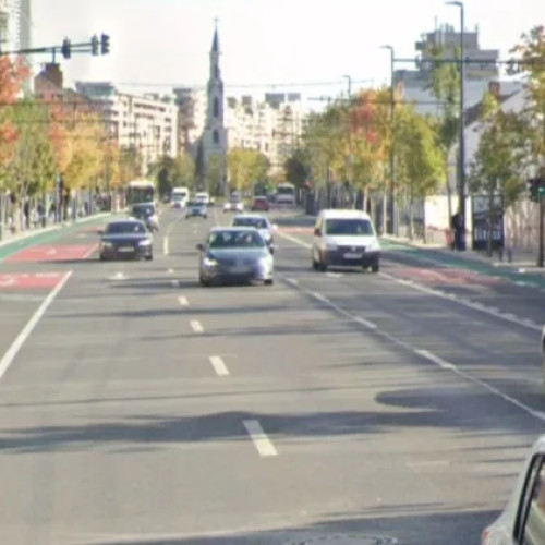 Trafic îngreunat pe bulevardul 1 Decembrie 1918 din cauza mașinilor parcate neregulamentar