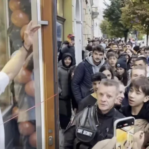 Haos în centrul Clujului la deschiderea unei shaormerii cu porții gratuite