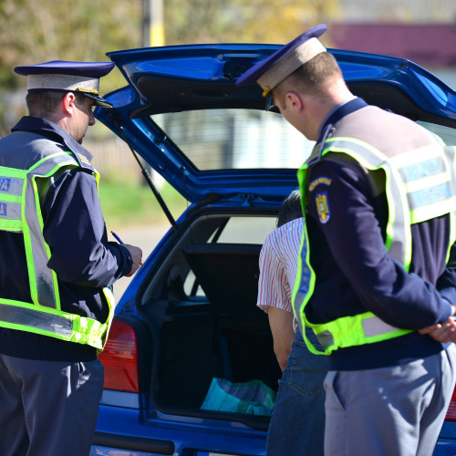Șofer din Brașov prins cu țigări netimbrate după o depășire ilegală în Neamț