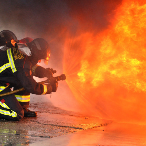 Bătrân intoxicat cu fum salvat în urma unui incendiu într-o anexă din Secuieni