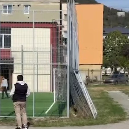 Elevă rănită după ce poarta de fotbal s-a prăbușit la Școala Generală Bumbești Jiu