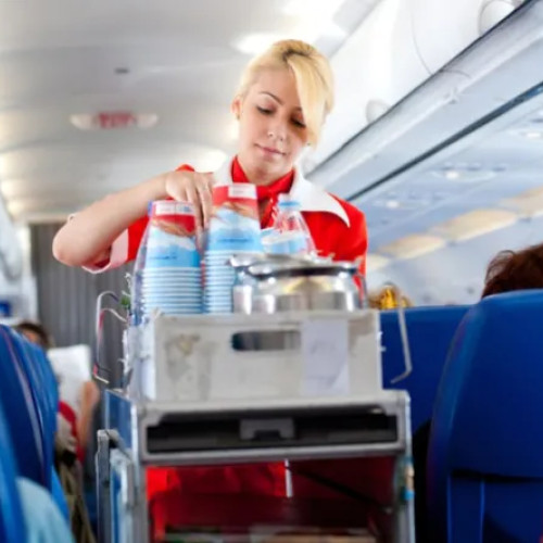 Air Canada oferă gratuit bere și vin tuturor pasagerilor în timpul zborurilor