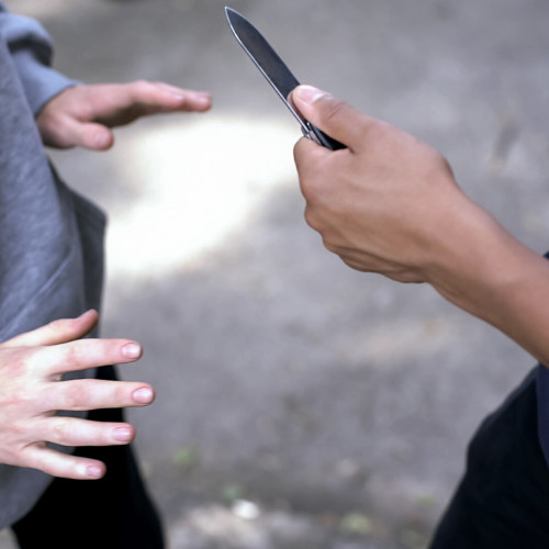 Bărbat din Roman amenință cu cuțitul și spray lacrimogen un altul pe strada Smirodava