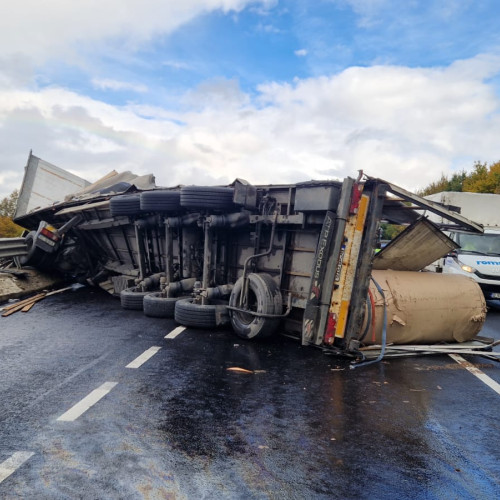 Accident rutier pe DN1 la Codlea implicând un autotren cu scurgeri de carburant