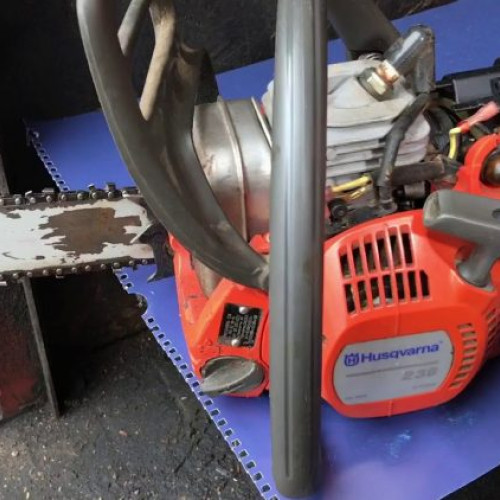 Doi tineri din Baia Mare, prinși pentru furtul unui motofierăstrău dintr-o autoutilitară