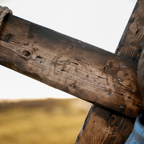 Fostul soț a lăsat crucea mamei sale decedate în fața casei soției