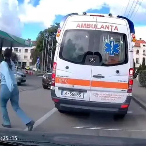 Tânără surprinsă traversând periculos în Cluj-Napoca aproape de o ambulanță