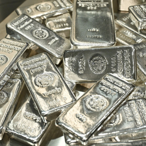 Argintul atinge un nou record după aur, dar rămâne o investiție riscantă