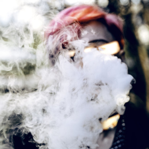 Organizația Mondială a Sănătății trage un semnal de alarmă asupra țigărilor electronice la adolescenți