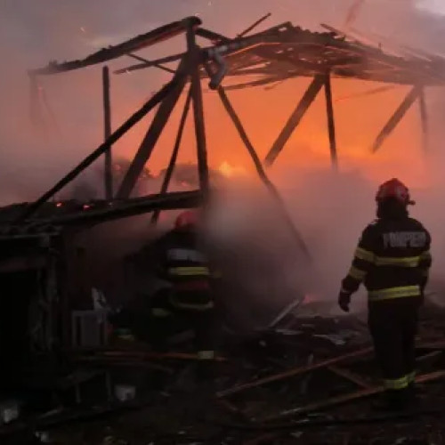 Incendiu puternic la o gospodărie din Codor, Cluj, amenințând o locuință