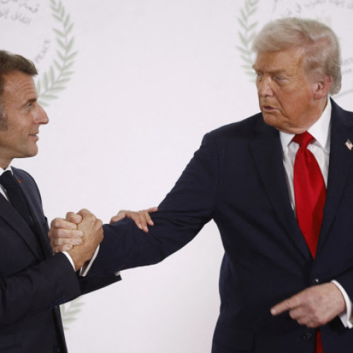 Strângere de mână neobișnuită între Macron și Trump la summitul din Egipt