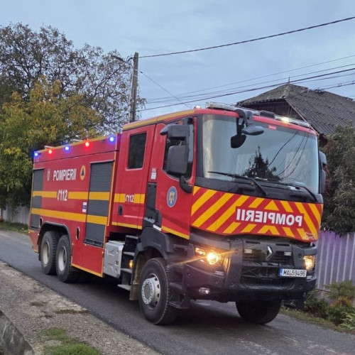 Incendiu puternic în Păunești: locuință distrusă fără victime