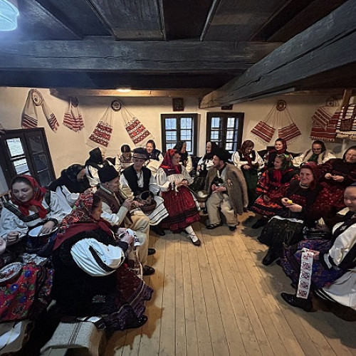 Șezătoare de Dragobete la Muzeul Țării Oașului din Negrești-Oaș, în preziua sărbătorii tradiționale, cu participarea comunității locale și ansamblurilor folclorice.