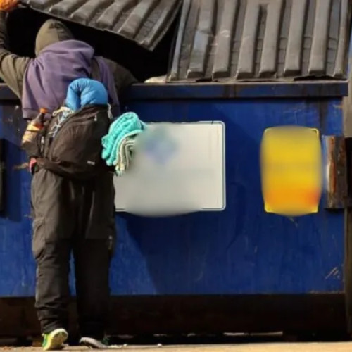 Locuitorii din Cluj semnalează persoane fără adăpost care scotocesc în gunoi