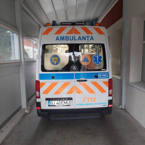 Tânără din Mehedinți reținută după ce a lovit cu foarfeca o femeie în Motru