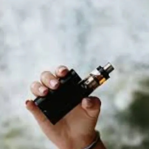 Țigările electronice atrag tot mai mulți adolescenți, avertizează OMS