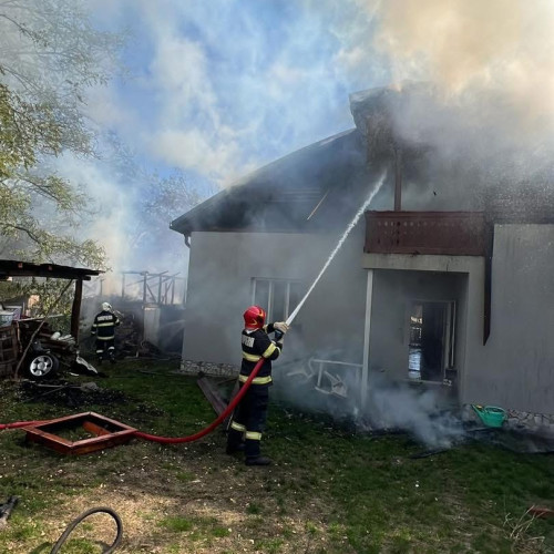 Incendiu puternic amenință gospodăriile din Fârtățești, Vâlcea