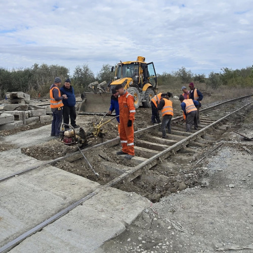 Lucrări la calea ferată din Corbu pentru o trecere rutieră mai sigură
