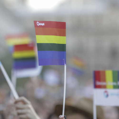 Părinții persoanelor LGBTIQ+ invită politicienii la dialog pe tema copiilor trans