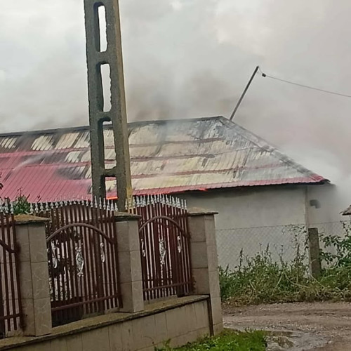 Incendiu la o anexă a primăriei din Dângeni, afectate echipamente sportive
