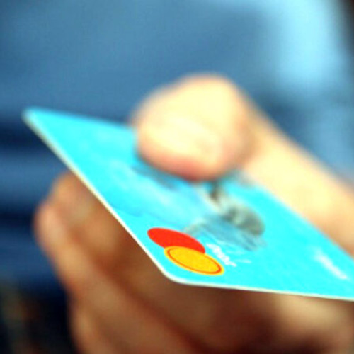 Doi hoți din Hunedoara, condamnați după furt și utilizarea ilegală a cardurilor