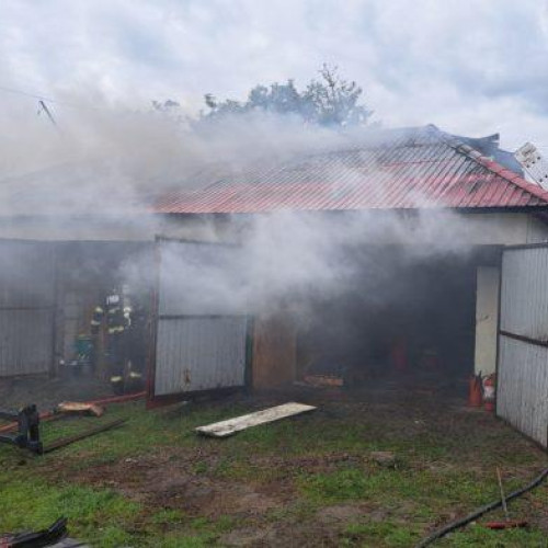 Incendiu la magazia din curtea primăriei Dângeni, acoperișul a fost afectat