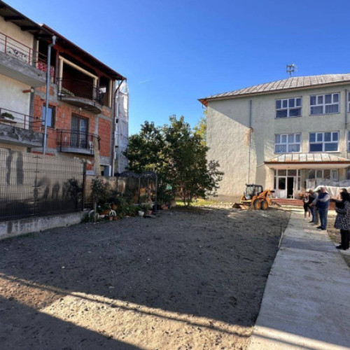 Poartă deschisă direct în curtea unei școli, situație rezolvată rapid în Pitești