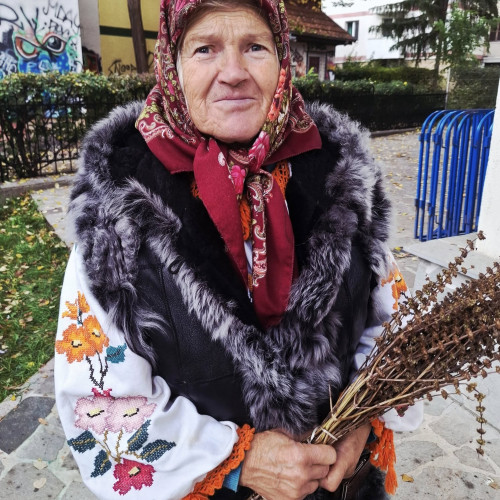 Bunica din Gorbănești s-a închinat la biserica Sfânta Parascheva din Botoșani de hram