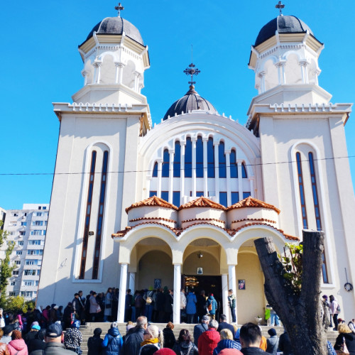 Mii de credincioși au sărbătorit Sfânta Cuvioasă Parascheva la Galați
