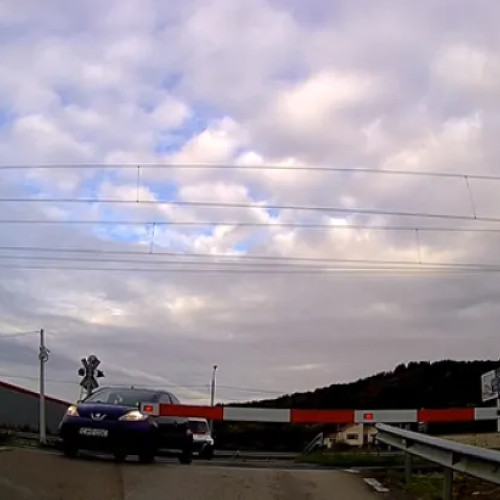 Șoferița surprinsă trecând printre bariere la calea ferată în Jucu de Mijloc