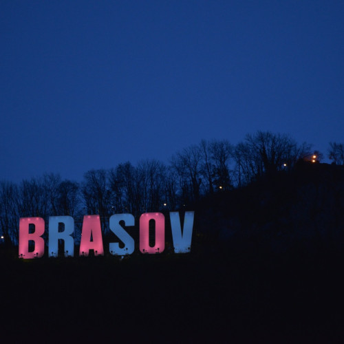 Brașovul iluminează în roz și bleu literele de pe Tâmpa pentru Ziua părinților de îngeri