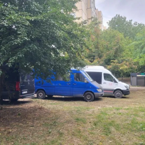 Locuitorii din Cluj semnalează pericol rutier din cauza mașinilor parcate pe trotuar